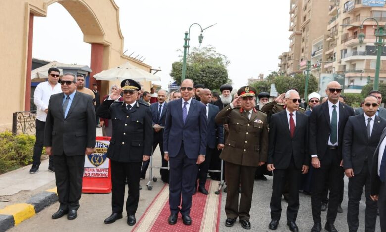 محافظ المنيا يستقبل المهنئين ويضع إكليلًا من الزهور على النصب التذكاري