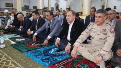 وسط أجواء روحانية.. محافظ سوهاج يؤدي صلاة العيد بمسجد الشرطة 