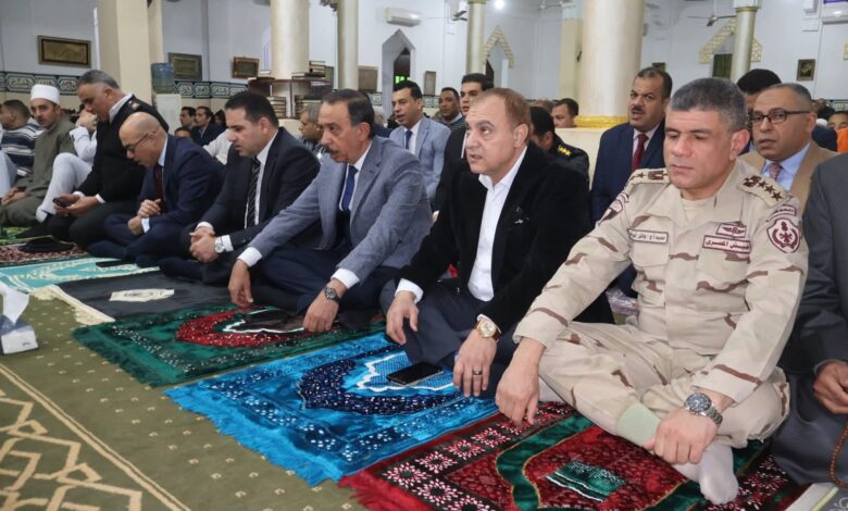 وسط أجواء روحانية.. محافظ سوهاج يؤدي صلاة العيد بمسجد الشرطة 