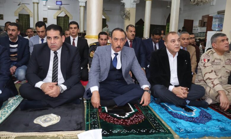 محافظ سوهاج يؤدي صلاة عيد الفطر المبارك بمسجد “الشرطة” بمدينة ناصر