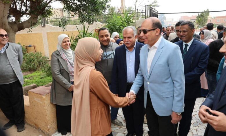 محافظ المنيا يتفقد انتظام العملية التعليمية بمدرسة بني أحمد الغربية الإعدادية