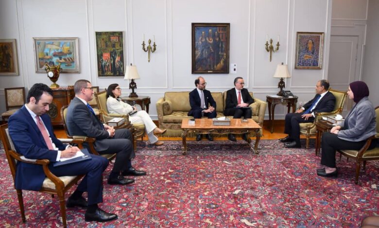 وزير الخارجية يستقبل وفد من البنك الأوروبي للاستثمار