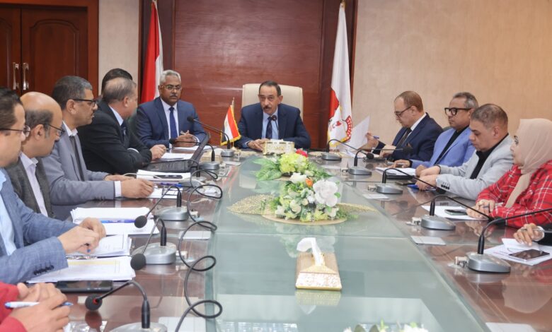 محافظ سوهاج يعقد اجتماعا لبحث موقف الفرص والمشروعات الاستثمارية وتعزيز التنمية