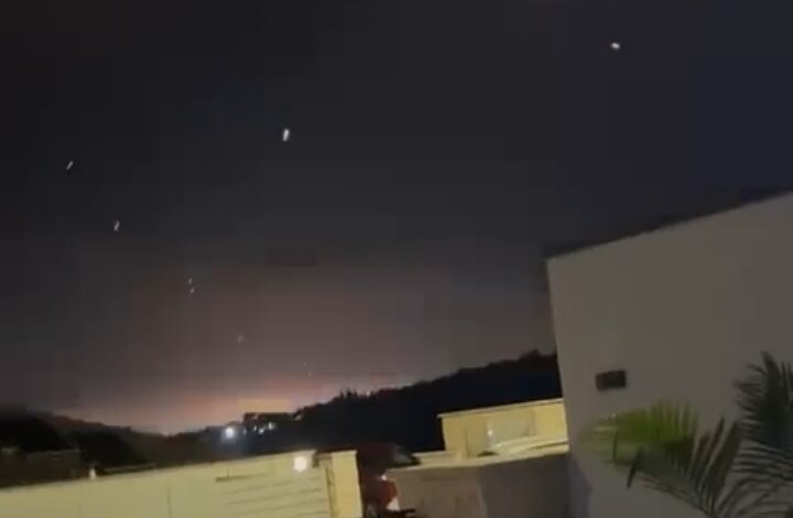 توقعات إسرائيلية بتصعيد صاروخي يستهدف الشمال الليلة.