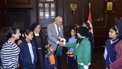 محافظ الأقصر يستقبل وفد مدرسة الراهبات الفرنسيسكانيات للتهنئة بشهر رمضان المبارك