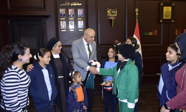 محافظ الأقصر يستقبل وفد مدرسة الراهبات الفرنسيسكانيات للتهنئة بشهر رمضان المبارك