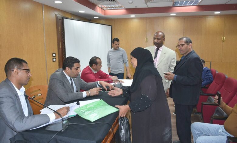 نائب محافظ الأقصر يبحث شكاوى المواطنين باليوم المفتوح