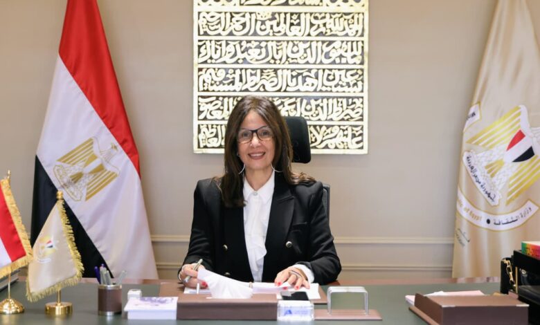 وزيرة الثقافة تؤكد توثيق بطولات شهداء الجيش والشرطة للأجيال القادمة