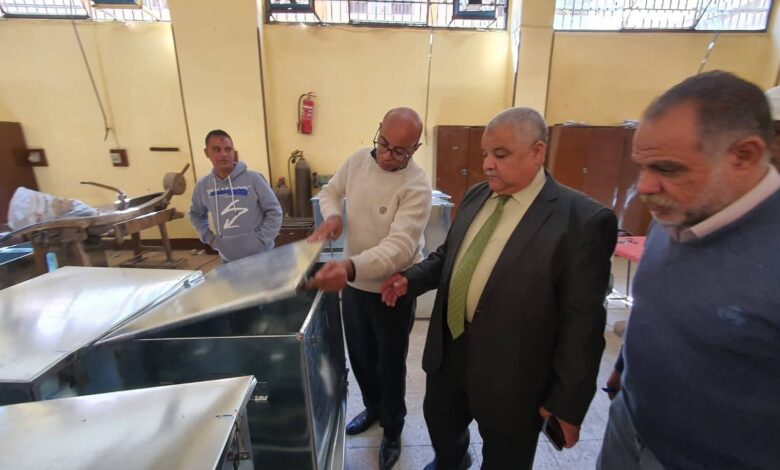 وكيل تعليم الأقصر يتابع تصنيع الصناديق المعدنية لامتحانات الدبلومات الفنية وكيل تعليم الأقصر يتابع تصنيع الصناديق المعدنية لامتحانات الدبلومات الفنية