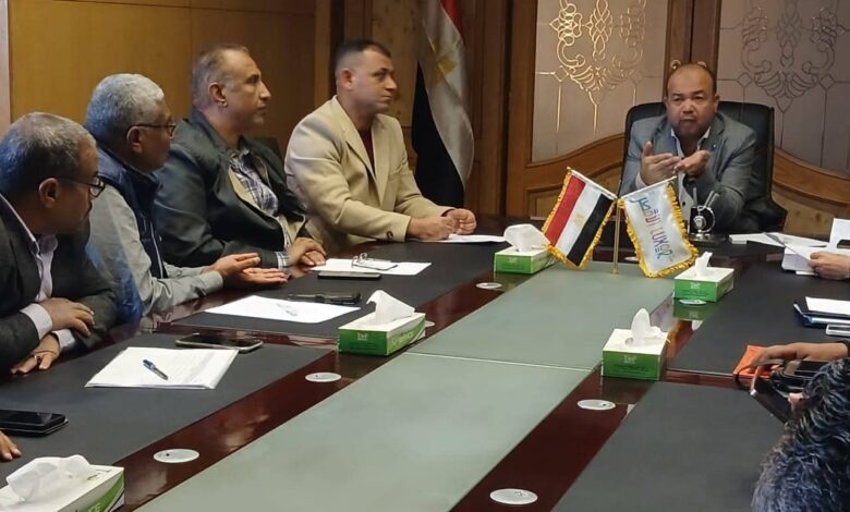 “سكرتير الأقصر ” يعقد اجتماعا لمتابعة ملف المتغيرات والتصالح فى مخالفات البناء