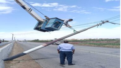 رياح قوية تُميل أعمدة إنارة بطريق سنورس وإصلاحات عاجلة