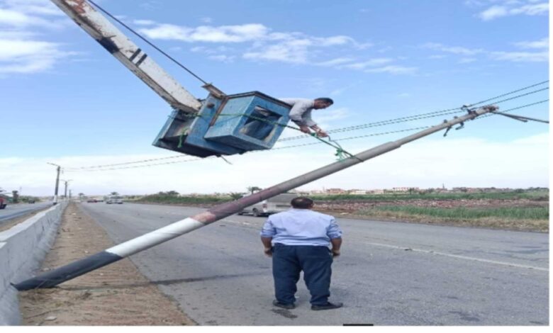 رياح قوية تُميل أعمدة إنارة بطريق سنورس وإصلاحات عاجلة