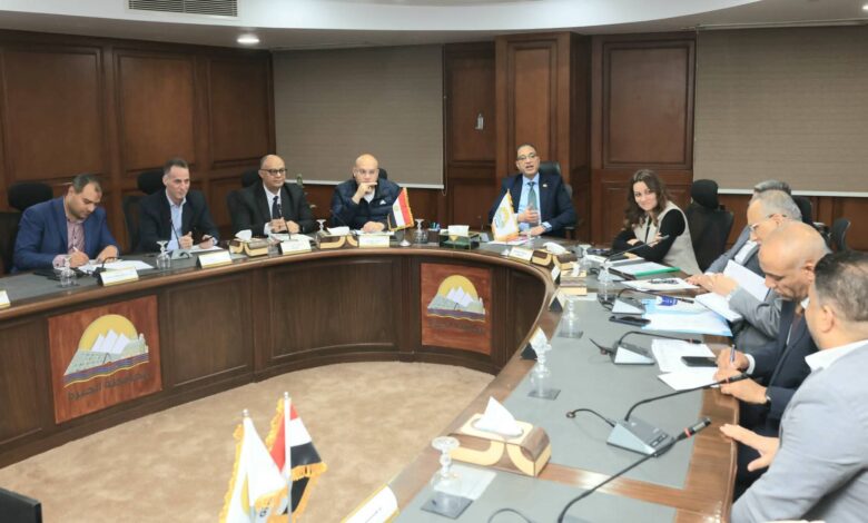 محافظ الجيزة يعقد اجتماعه  الأسبوعي مع المواطنين