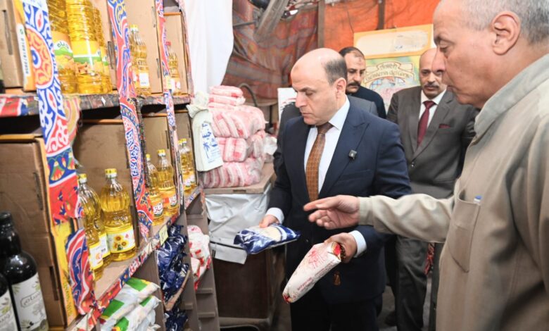 محافظ الغربية يتفقد سوق اليوم الواحد بسمنود بتخفيضات تصل إلى 30%