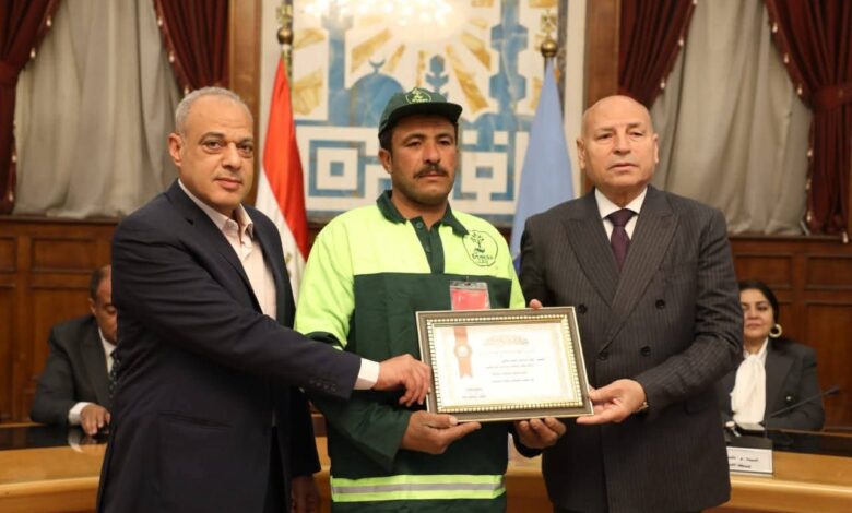 محافظ القاهرة يكرم عامل نظافة لأمانته