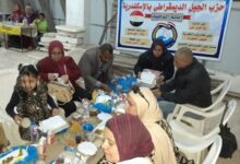 الجيل الديمقراطي بالإسكندرية يوزع ملابس العيد مجانا ووجبات إفطار على أهالي الكيلو 22.5 بالعجمي