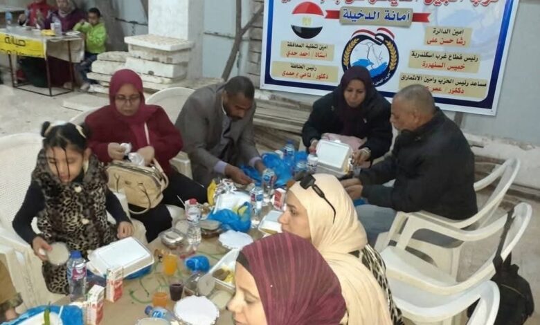 الجيل الديمقراطي بالإسكندرية يوزع ملابس العيد مجانا ووجبات إفطار على أهالي الكيلو 22.5 بالعجمي