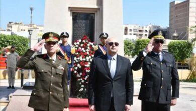 الفيوم تحتفل بعيدها القومي بوضع إكليل الزهور على النصب التذكاري