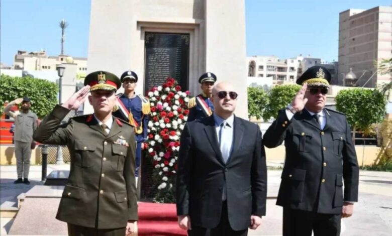 الفيوم تحتفل بعيدها القومي بوضع إكليل الزهور على النصب التذكاري