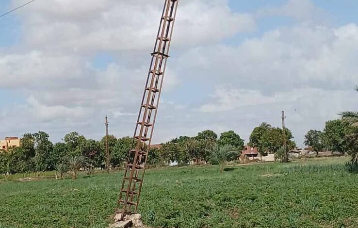 رياح شديدة تُهدد بسقوط عمود كهرباء بطامية