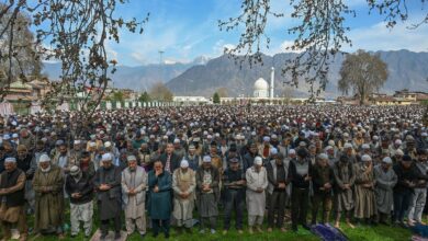 صلاة الجمعة الأخيرة من رمضان في كشمير: التجمعات الكبرى وإغلاق جامع جاميا