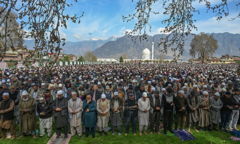 صلاة الجمعة الأخيرة من رمضان في كشمير: التجمعات الكبرى وإغلاق جامع جاميا