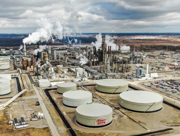 الوكالة الدولية للطاقة تدرس الإفراج عن مزيد من احتياطيات النفط الطارئة لتهدئة الأسعار العالمية