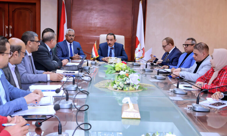 محافظ سوهاج يعقد اجتماعا لبحث موقف الفرص والمشروعات الاستثمارية وتعزيز التنمية