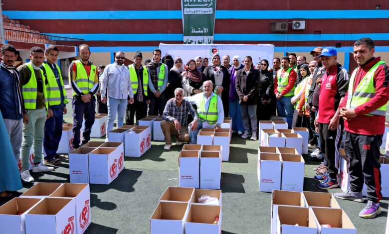 طارق راشد ينيب رئيس مركز ومدينة سوهاج لتوزيع 1500 كرتونة مواد غذائية للأسر الأولى بالرعاية