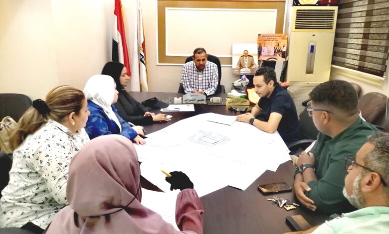 “رئيس مدينة الأقصر” يناقش7مخططات للأحوزة العمرانية