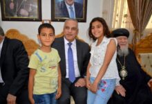 محافظ سوهاج يشارك أطفال “بيت الرحمة” المسيحية فرحتهم بعيد القيامة المجيد