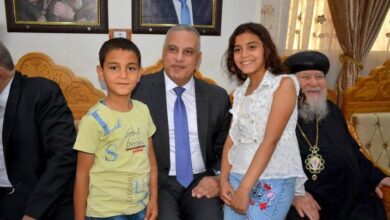 محافظ سوهاج يشارك أطفال “بيت الرحمة” المسيحية فرحتهم بعيد القيامة المجيد
