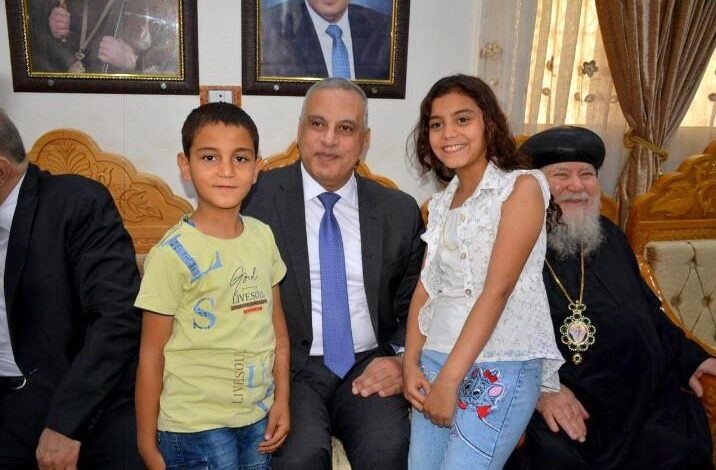 محافظ سوهاج يشارك أطفال “بيت الرحمة” المسيحية فرحتهم بعيد القيامة المجيد