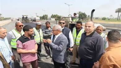 محافظ بني سويف يتابع رصف طريق دمو- الفيوم ويشدد على تسريع التطوير