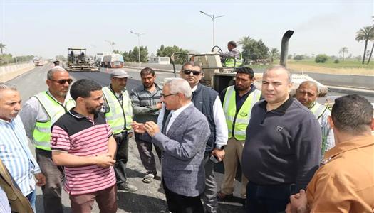محافظ بني سويف يتابع رصف طريق دمو- الفيوم ويشدد على تسريع التطوير