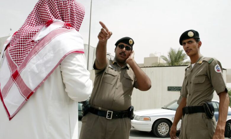 داخلية السعودية تعلن إعدام يمني بتهمة “اغتصاب امرأة وتصوير نساء لابتزازهن”