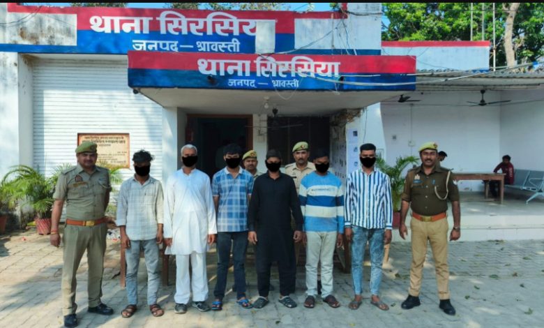 ثمانية مسلمون يتركون منازلهم رغم حصولهم على الكفالة في قضية إفطار بولاية أوتار براديش بالهند ثمانية مسلمون يتركون منازلهم رغم حصولهم على الكفالة في قضية إفطار بولاية أوتار براديش بالهند