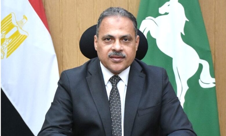 محافظ الشرقية يصدر 32 قراراً تأديبيا لـ 60من العاملين المقصرين محافظ الشرقية يصدر 32 قراراً تأديبيا لـ 60من العاملين المقصرين