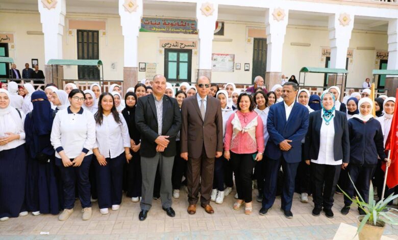 محافظ المنيا يشارك في احتفالية مدرسة الثانوية بنات ويكرّم الطالبات المتميزات