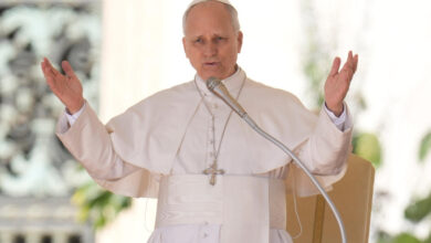 البابا ليو يدعو الولايات المتحدة وطهران إلى مواصلة محادثات السلام