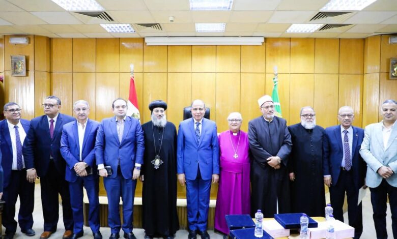 محافظ المنيا يكرم خريجي مبادرة «فض النزاع وبناء السلام»