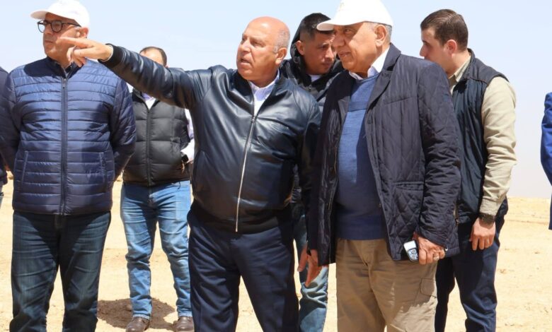 وزيرا النقل والكهرباء والطاقة المتجددة يتفقدان منطقة جبل الجلالة لإقامة عدد من المشروعات 