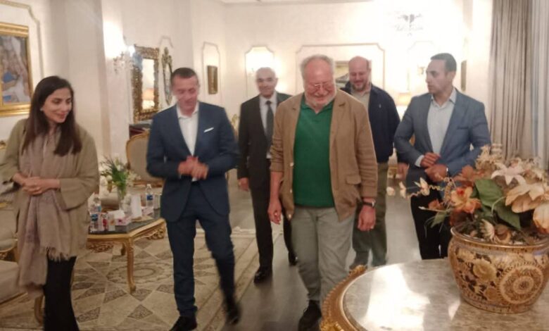 المحافظ عمرو لاشين يستقبل الملك أحمد فؤاد الثانى ومرافقوه بمطار أسوان الدولى فى زيارتهم لزهرة الجنوب