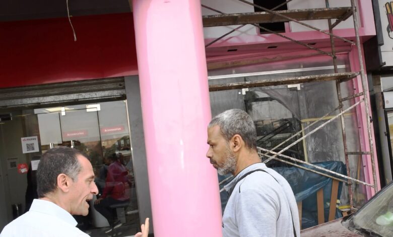 محافظ أسوان يشدد على أحد أصحاب المحال بكورنيش النيل برفع الحواجز والمعدات لتسهيل حركة المواطنين محافظ أسوان يشدد على أحد أصحاب المحال بكورنيش النيل برفع الحواجز والمعدات لتسهيل حركة المواطنين