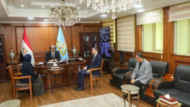 محافظ كفرالشيخ يبحث التوسع في برامج الحماية الاجتماعية وتعزيز دعم الفئات الأولى بالرعاية