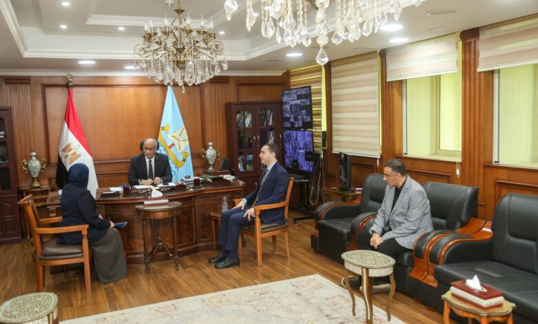 محافظ كفرالشيخ يبحث التوسع في برامج الحماية الاجتماعية وتعزيز دعم الفئات الأولى بالرعاية