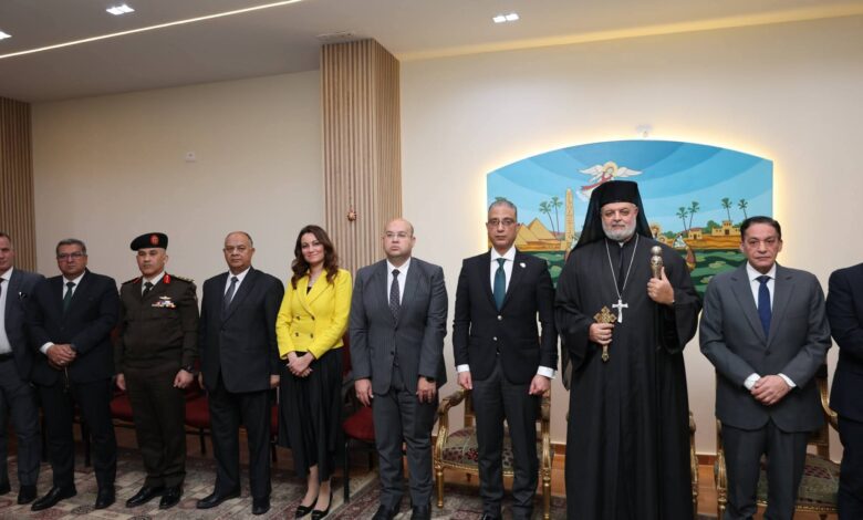 محافظ الجيزة يزور الكنيسة الكاثوليكية لتقديم التهنئة بمناسبة عيد القيامة المجيد 