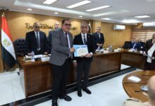 محافظ الجيزة يكرّم رئيس شركة مياه الشرب ورؤساء أجهزة مدن اكتوبر والشيخ زايد وحدائق أكتوبر