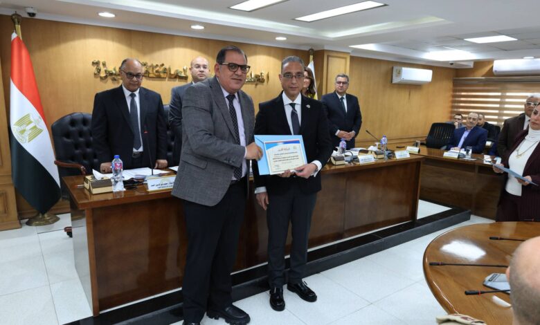 محافظ الجيزة يكرّم رئيس شركة مياه الشرب ورؤساء أجهزة مدن اكتوبر والشيخ زايد وحدائق أكتوبر محافظ الجيزة يكرّم رئيس شركة مياه الشرب ورؤساء أجهزة مدن اكتوبر والشيخ زايد وحدائق أكتوبر