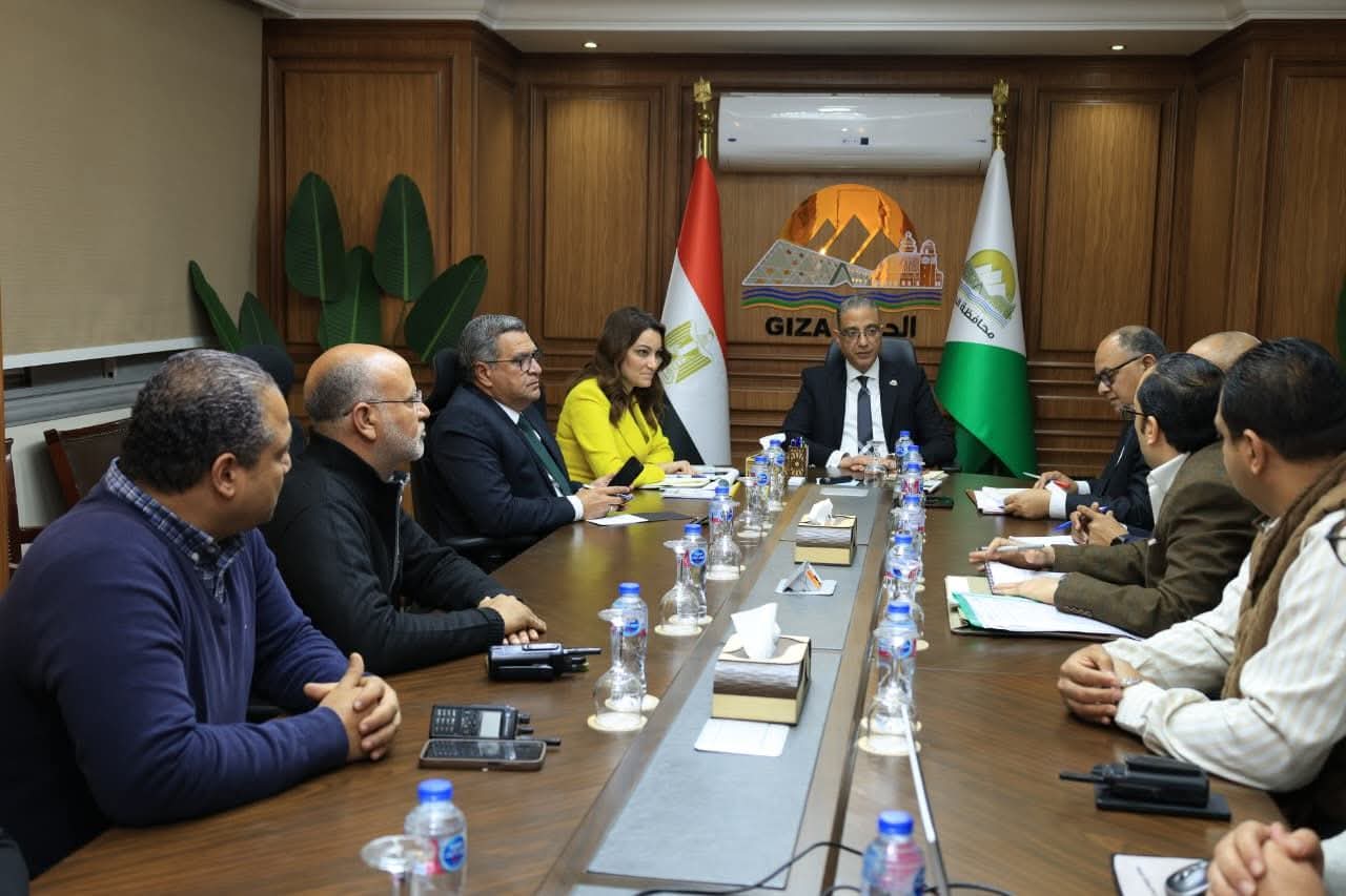 محافظ الجيزة يعقد لقاءً للوقوف علي خطط العمل بحي جنوب وتقييم الأداء